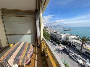 O vedere generală la mare sau o vedere la mare
luată din acest apartament