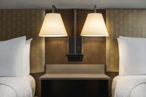 Postel nebo postele na pokoji v ubytování Hampton Inn Tropicana