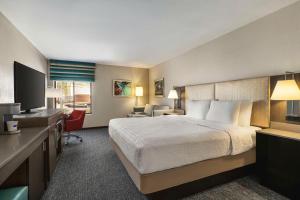 Postel nebo postele na pokoji v ubytování Hampton Inn Tropicana