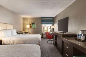 Postel nebo postele na pokoji v ubytování Hampton Inn Tropicana