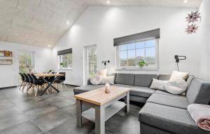 un salon avec un canapé et une table dans l'établissement 3 Bedroom Beautiful Home In Hemmet, à Hemmet