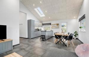 une cuisine et une salle à manger avec une table et des chaises dans l'établissement 3 Bedroom Beautiful Home In Hemmet, à Hemmet