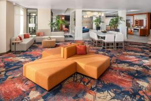 een woonkamer met een bank en een eetkamer bij Hilton Garden Inn Ogden in Ogden