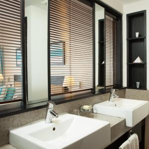 Bathroom sa Pearle Beach Resort & Spa