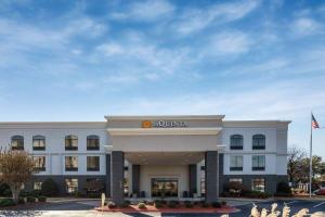 a hotel building with a sign on the front of it at La Quinta by Wyndham Kennesaw in Kennesaw