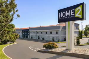 道尔顿Home2 Suites By Hilton Dalton的前面有标志的建筑物