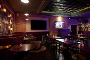 TV a/nebo společenská místnost v ubytování DoubleTree By Hilton Doha - Al Sadd