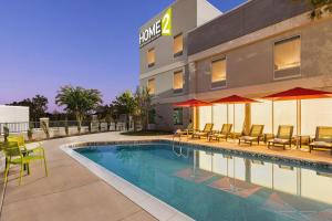 Home2 Suites By Hilton Dalton内部或周边的泳池