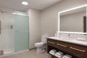 Home2 Suites By Hilton Dalton的一间浴室