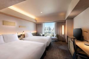 DoubleTree by Hilton Tokyo Ariake客房内的一张或多张床位