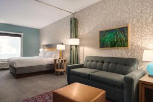 道尔顿Home2 Suites By Hilton Dalton的配有床和沙发的酒店房间 更多22张照片