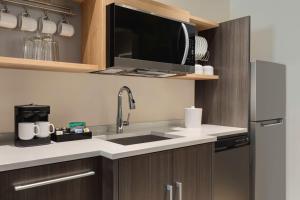Home2 Suites By Hilton Dalton的厨房或小厨房