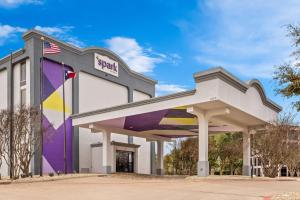 Una gasolinera móvil con una bandera estadounidense en Spark by Hilton Richardson Dallas, en Richardson