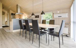 Una cocina y un comedor con mesa y sillas. en Four-Bedroom Holiday Home In Hemmet, en Hemmet