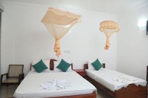 Postel nebo postele na pokoji v ubytování Honey Beach Negombo