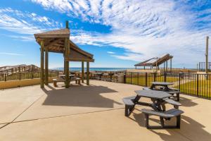 einen Picknickbereich mit Bänken und einem Pavillon in der Unterkunft Phoenix II Vacation Condos in Orange Beach