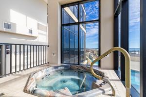 eine Whirlpool-Badewanne auf dem Balkon mit Aussicht in der Unterkunft Phoenix II Vacation Condos in Orange Beach