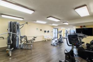 ein Fitnessstudio mit mehreren Laufbändern und Ergometern in der Unterkunft Phoenix II Vacation Condos in Orange Beach