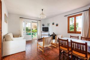 a living room with a table and a couch at Ullastres I in Punta Grossa
