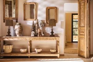 un tavolo con specchi e vasi sopra di Le tresor de Marie - Charming Traditional Retreat, by ZanteWize a Gaïtánion