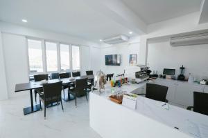 TV a/nebo společenská místnost v ubytování Eng Fah Luang Hotel