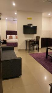 Μια τηλεόραση ή/και κέντρο ψυχαγωγίας στο Astra Hotels & Suites - HSR Layout Sector 1, Near Ecospace Bellandur