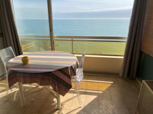 O vedere generală la mare sau o vedere la mare
luată din acest apartament
