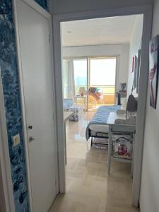 una camera con letto e vista su una stanza di Azur Bleu a Villeneuve-Loubet