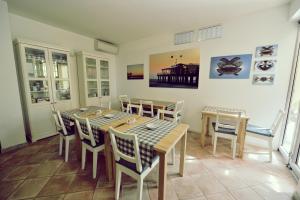 una sala da pranzo con tavolo e sedie di Corte Pattana a Pietrasanta