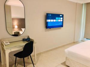 TV o dispositivi per l'intrattenimento presso Times Square Suite Hotel