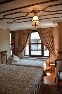 เตียงในห้องที่ Aruna Hotel