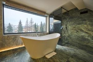 Foto dalla galleria di F&B Spa Resort (ex. Fomich Hotel) a Bukovel
