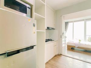 Η κουζίνα ή μικρή κουζίνα στο Simply and Modern Look 1BR at Tree Park City BSD Apartment By Travelio