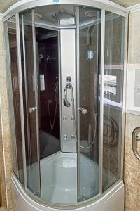 ピャチゴルスクにあるGuest House U Mashuka Гостевой дом "У Машука"のバスルーム(ガラス張りのシャワー付)が備わります。