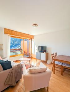 Ovronnaz vue imprenable, terrasse & accès bains tesisinde bir televizyon ve/veya eğlence merkezi