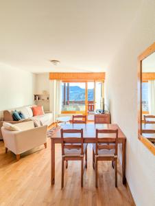 Ovronnaz vue imprenable, terrasse & accès bains tesisinde bir odada yatak veya yataklar