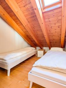 Ovronnaz vue imprenable, terrasse & accès bains tesisinde bir odada yatak veya yataklar