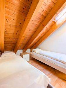 Ovronnaz vue imprenable, terrasse & accès bains tesisinde bir odada yatak veya yataklar