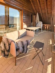 Ovronnaz vue imprenable, terrasse & accès bains tesisinde bir oturma alanı
