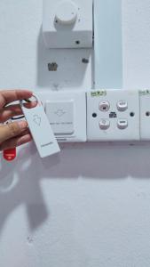 una persona con una etiqueta blanca delante de un controlador wii en Laman Hanaz, en Pantai Cenang