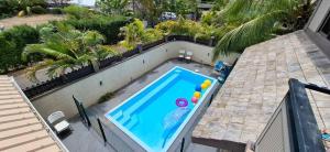 Appartement Pte aux Canonniers في بوانت أو كانونيرس: اطلالة علوية على مسبح على منزل