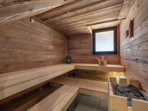 sauna con panca e finestra di Chalet Mitoyen LA SAPINETTE - Bo Immobilier - remises sur les forfaits de skis Châtel ou Portes du soleil a Châtel Altre 37 foto