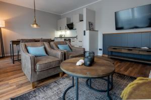 a living room with two couches and a table at 4Hafenzeiten - NIE2 Heimat in Niendorf