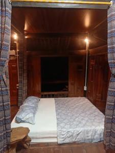 ハザンにあるNhà Lá Homestayのベッドルーム1室(ベッド1台付)