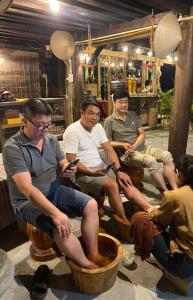 ハザンにあるNhà Lá Homestayの座椅子の一組