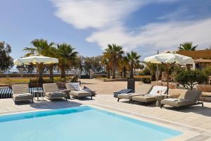 Bazén v ubytování Santo Miramare Beach Resort nebo v jeho okolí