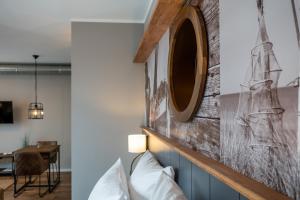 Hävenにある4Hafenzeiten - NIE7 Vorwärtsのベッドルーム1室(壁に鏡、テーブル付)