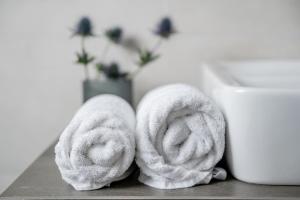 Hävenにある4Hafenzeiten - NIE7 Vorwärtsのテーブルの上に座るタオル +6枚の写真