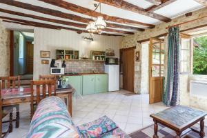 Kuchyň nebo kuchyňský kout v ubytování Maison avec un grand jardin en pleine nature + 17 fotografií