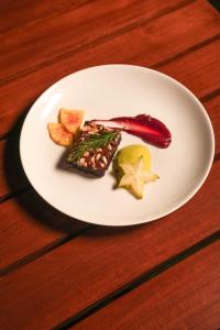 Makanan di atau berdekatan resort